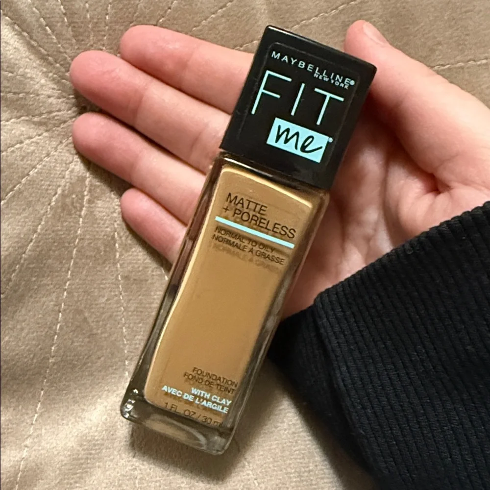 Maybelline Fit Me Matte + Poreless Foundation in the shade Golden Caramel
